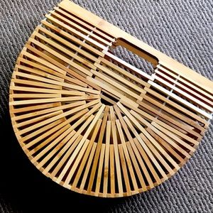 Fabulous like new, never used, wood summer purse. CHIC!